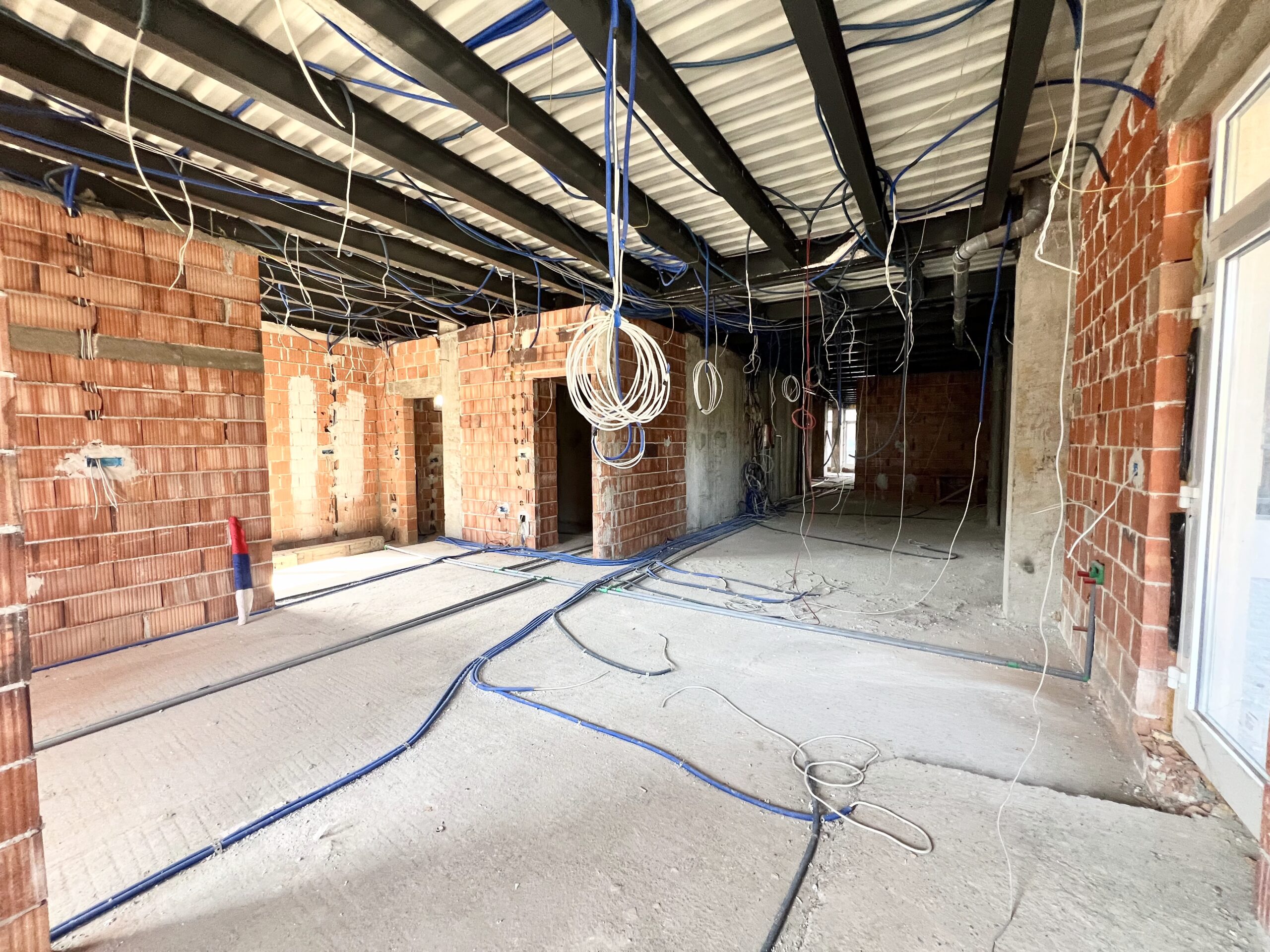 Poslovni Prostor u Centru Banje Luke – Višenamjenska Nekretnina s 6 Parking Mjesta