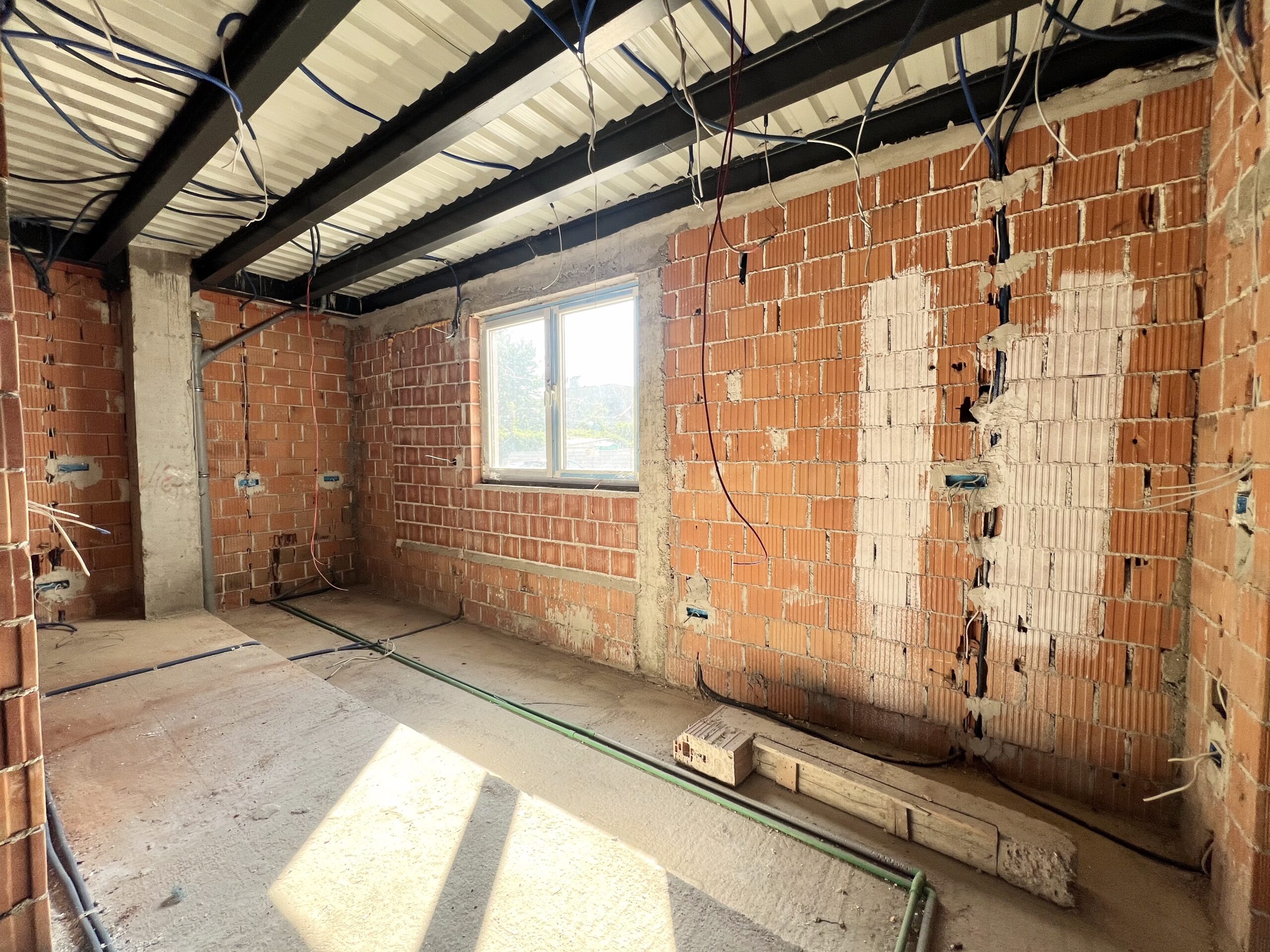 Poslovni Prostor u Centru Banje Luke – Višenamjenska Nekretnina s 6 Parking Mjesta