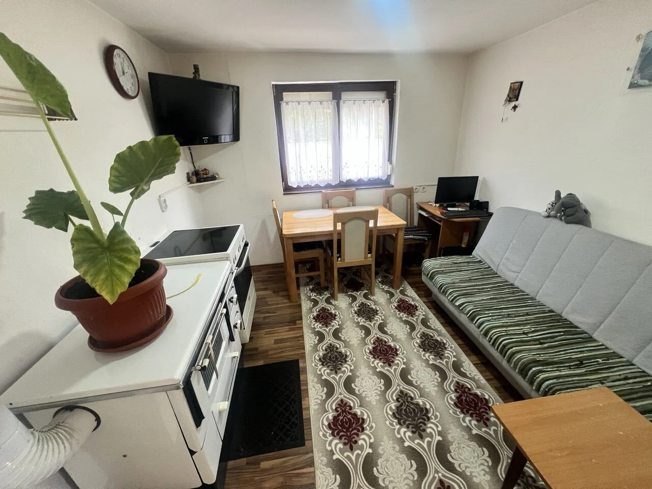 Na prodaju kuca sa dva stana