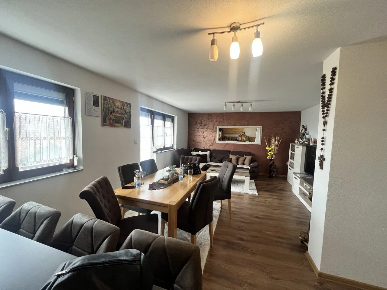 Na prodaju kuca sa dva stana