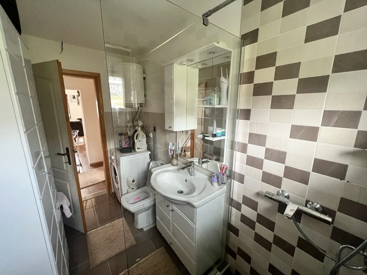 Na prodaju kuca sa dva stana