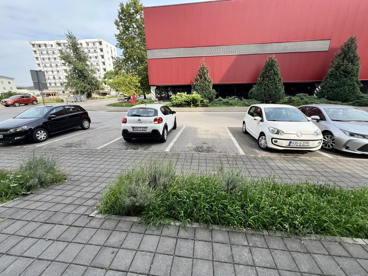 Poslovni prostor s parkingom Borik