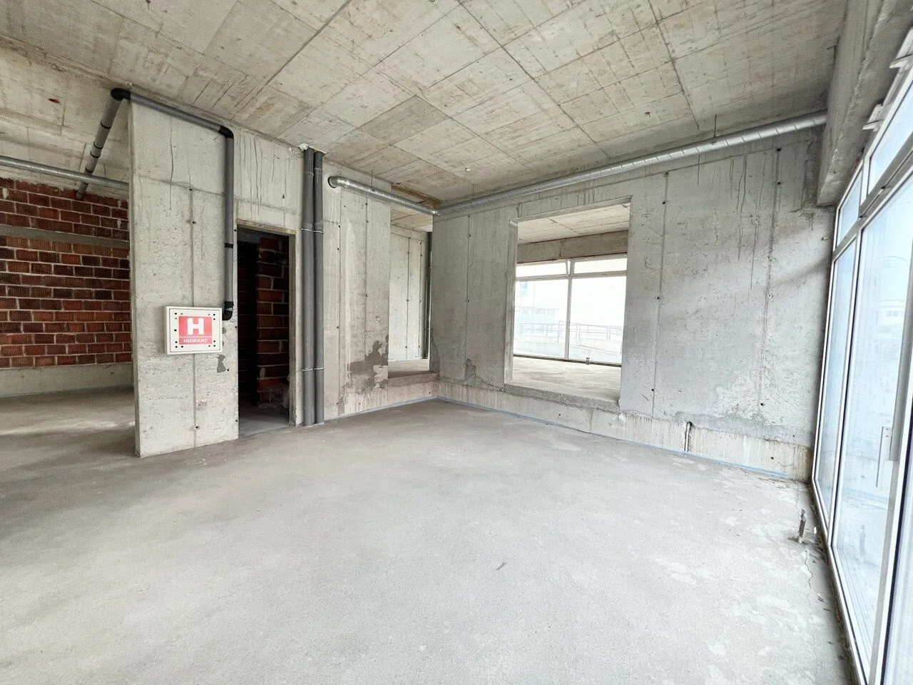 Poslovni prostor s parkingom Borik