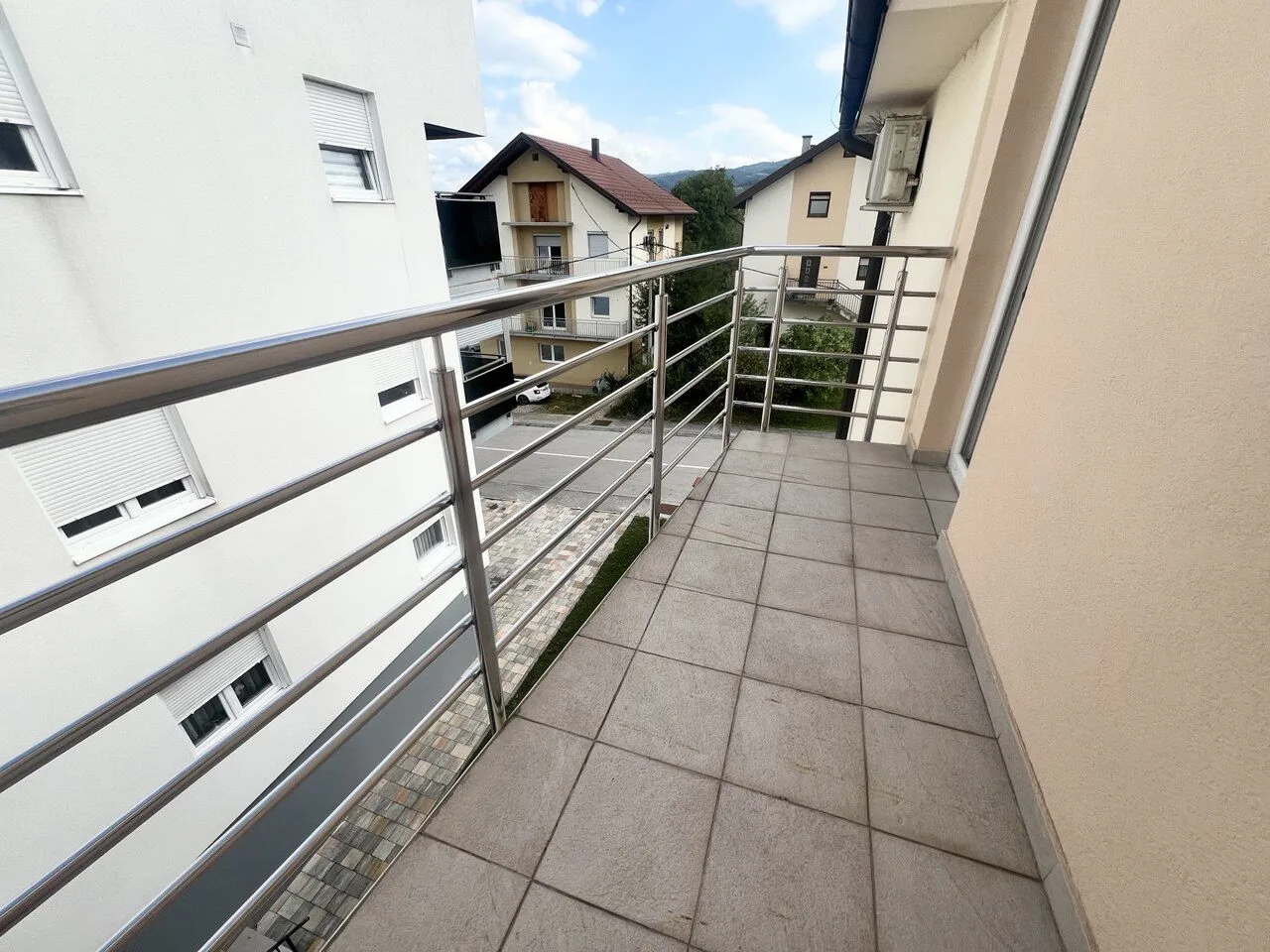 Izdavanje dvosobnog stana sa parkingom Ada