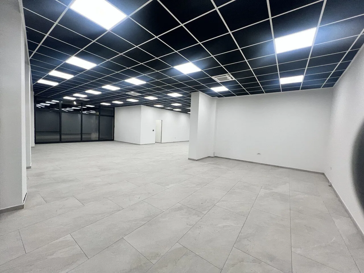 Ekskluzivan poslovni prostor u centru s parkingom