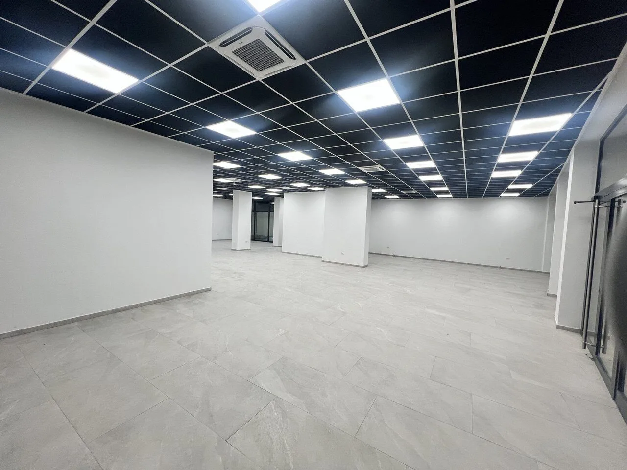 Ekskluzivan poslovni prostor u centru s parkingom
