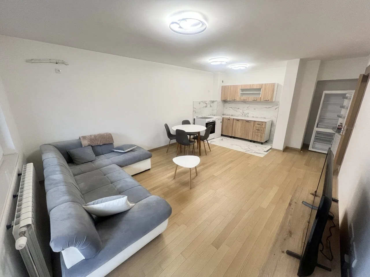 Izdaje se trosoban namješten stan sa garažom centar Banja Luka