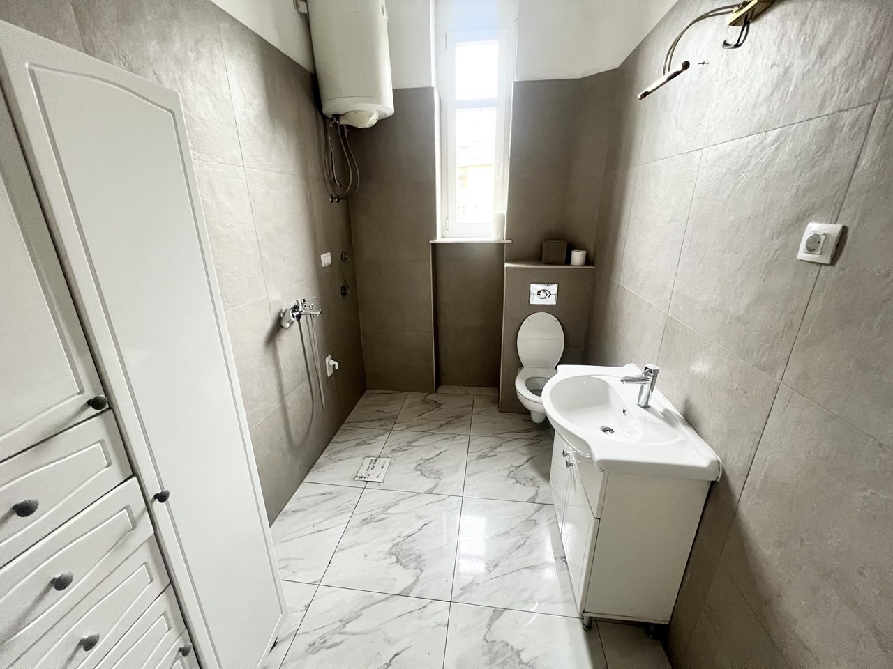 Salonski stan idealan za poslovni prostor