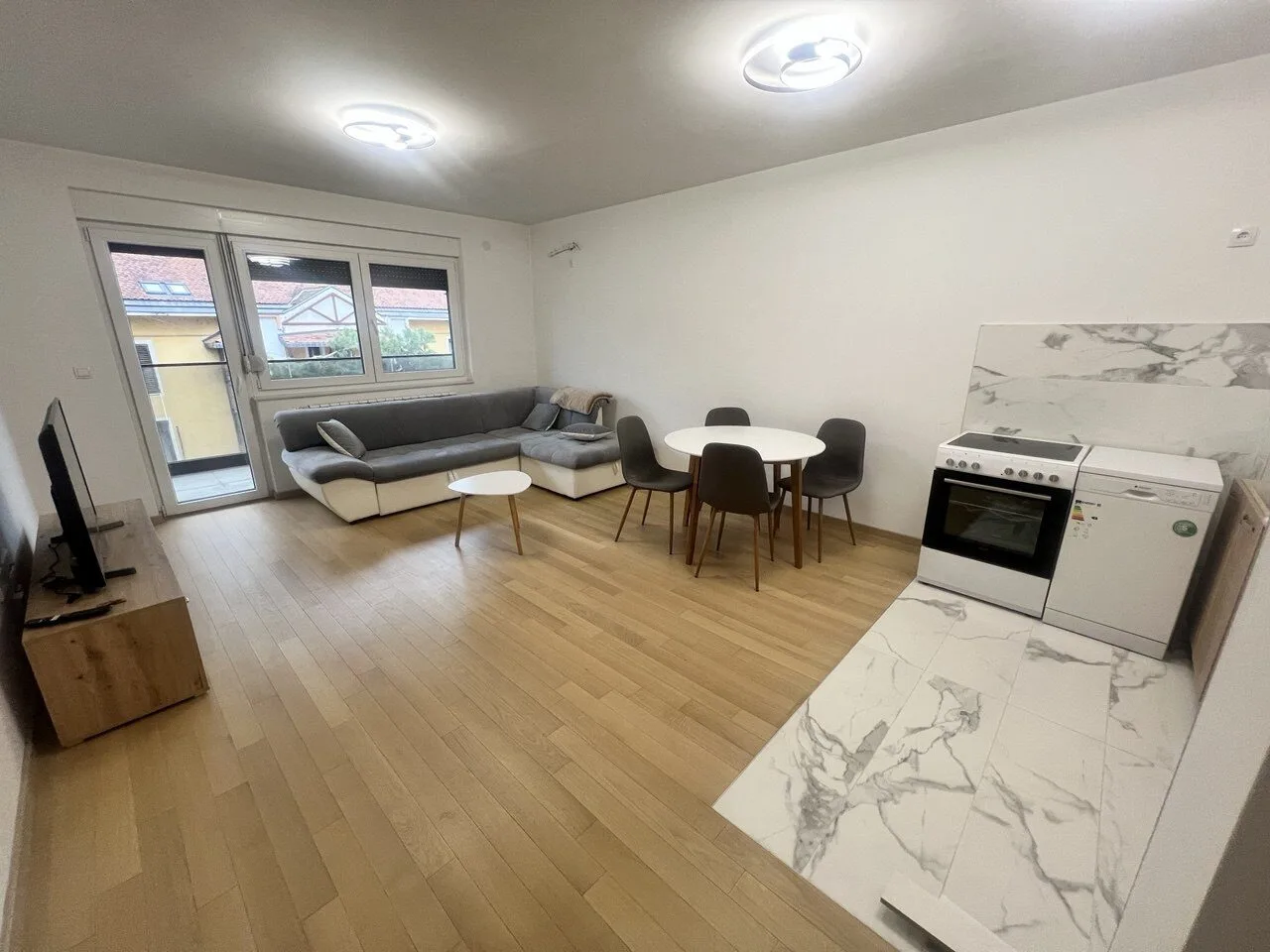 Izdaje se trosoban namješten stan sa garažom centar Banja Luka