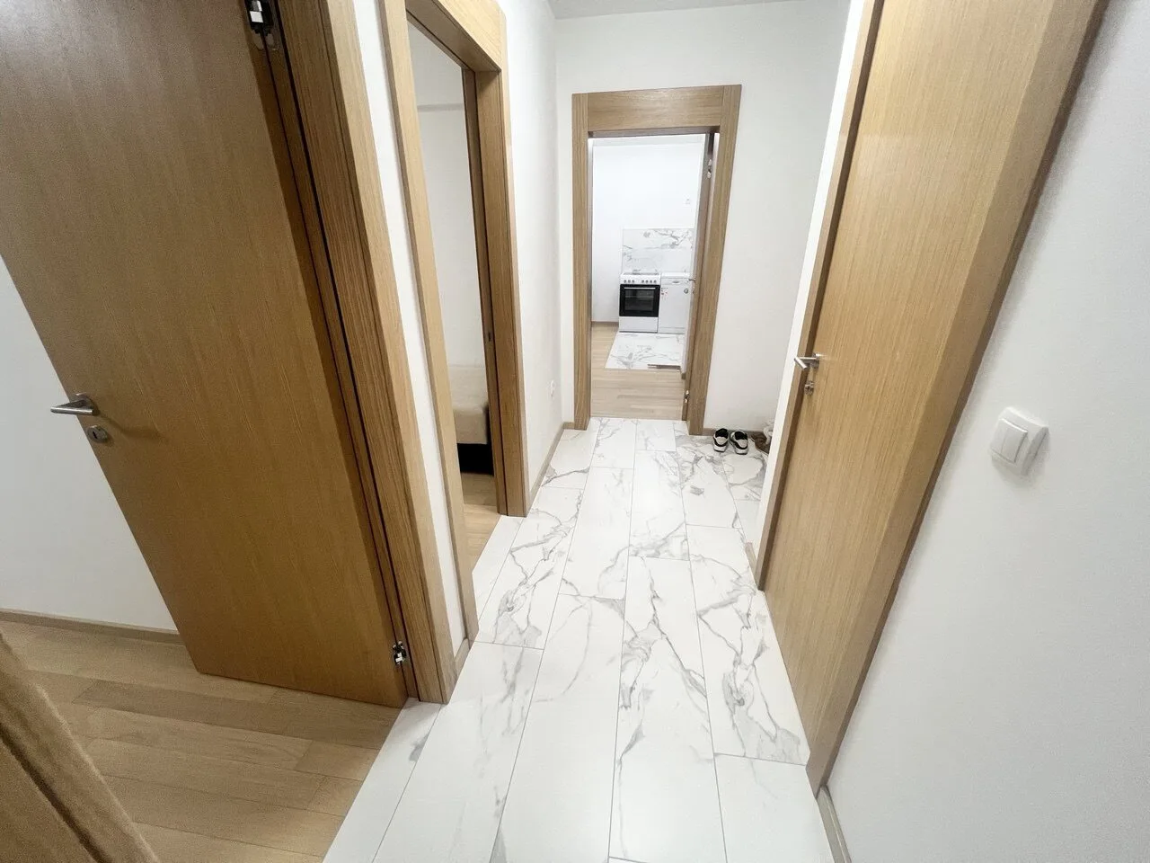 Izdaje se trosoban namješten stan sa garažom centar Banja Luka