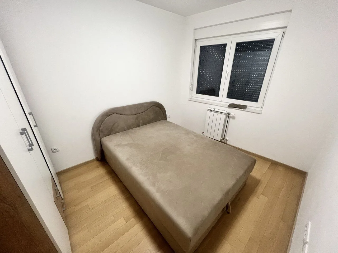 Izdaje se trosoban namješten stan sa garažom centar Banja Luka