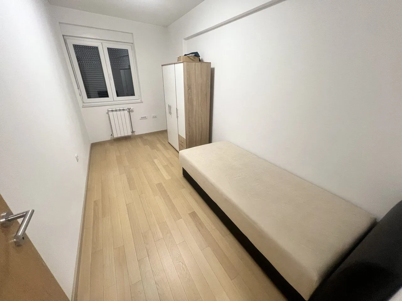 Izdaje se trosoban namješten stan sa garažom centar Banja Luka