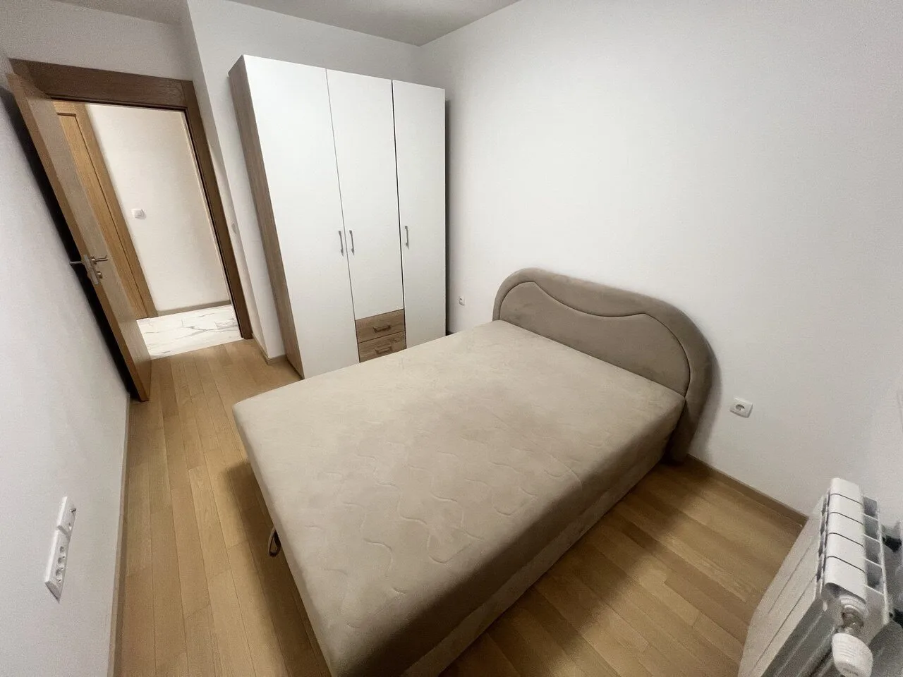 Izdaje se trosoban namješten stan sa garažom centar Banja Luka