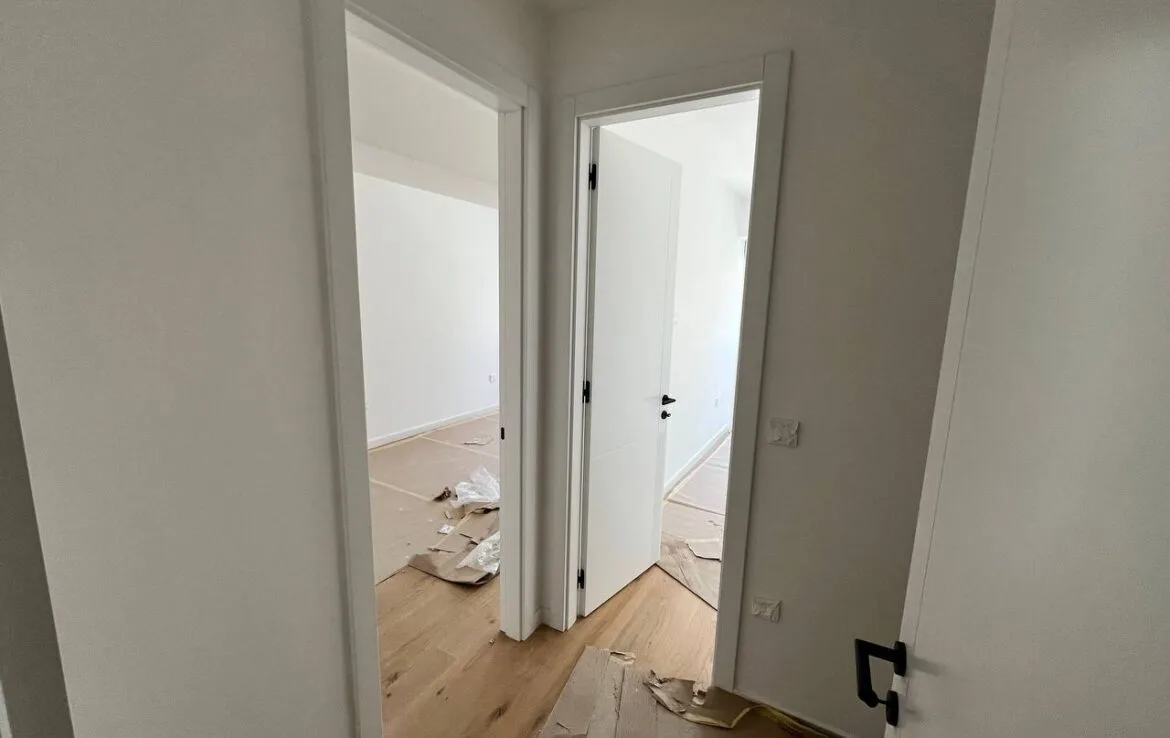 Trosoban useljiv stan strogi centar 79m² Banja Luka