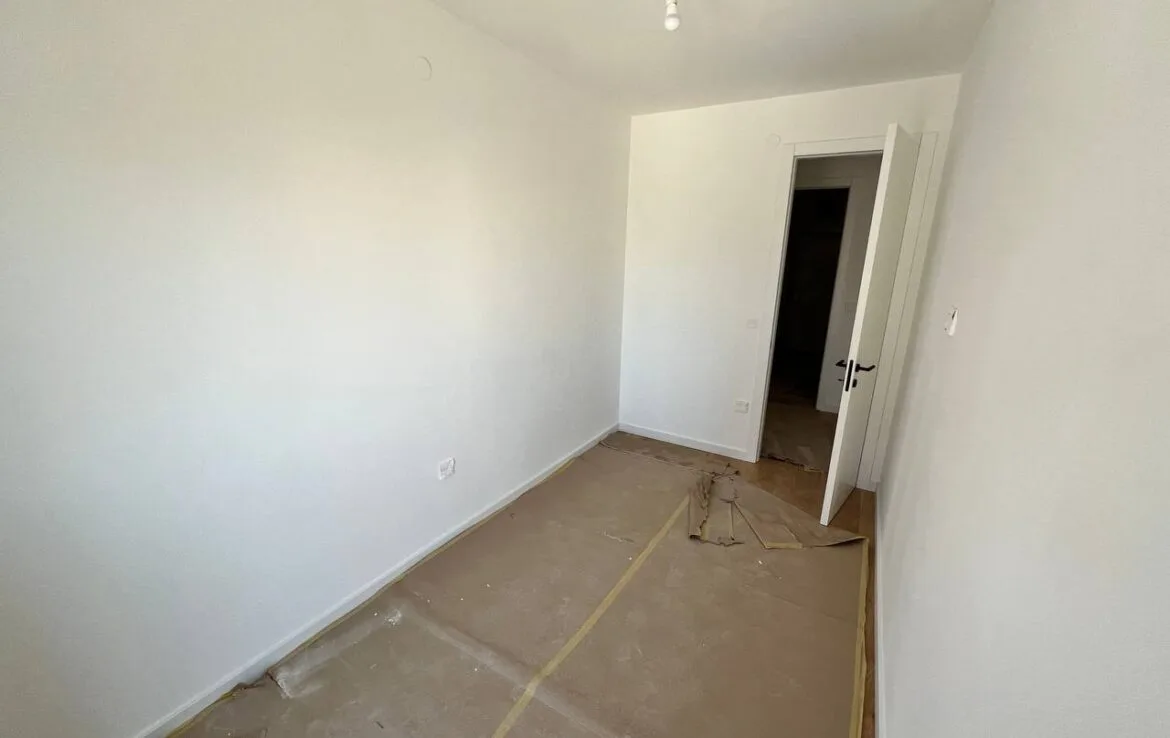 Trosoban useljiv stan strogi centar 79m² Banja Luka