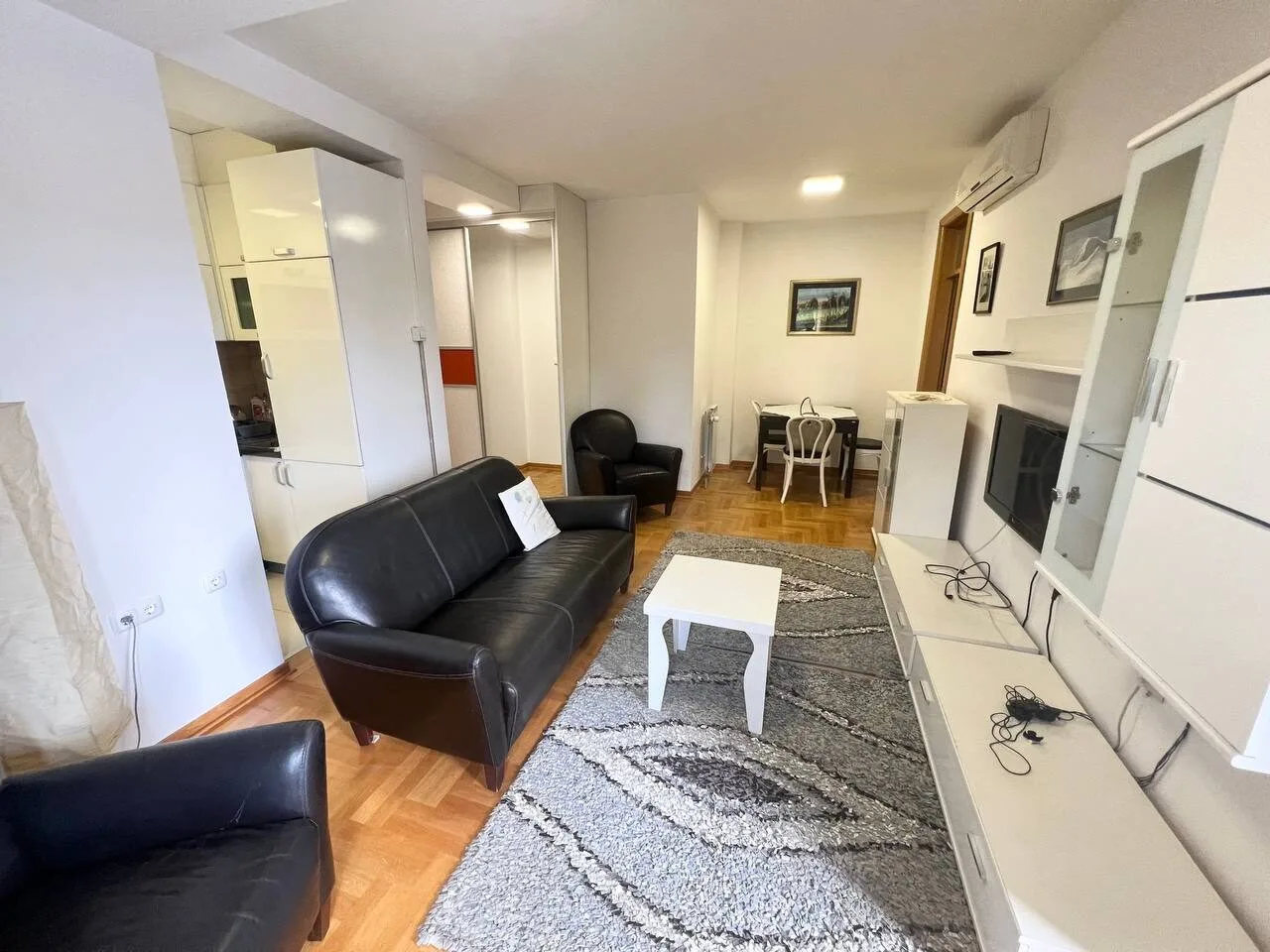 Izdaje se četorosoban stan centar Banja Luka