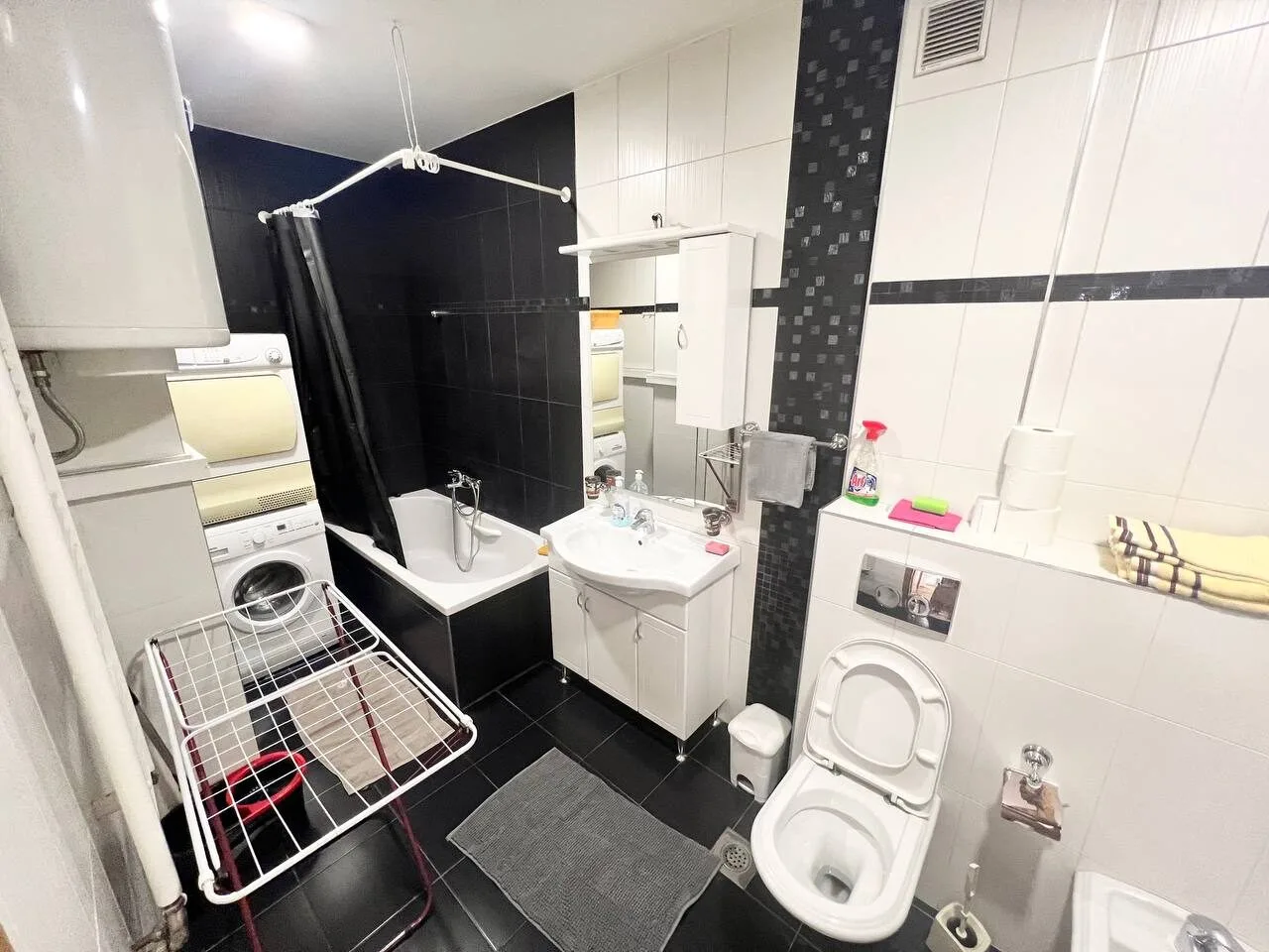 Izdaje se četorosoban stan centar Banja Luka