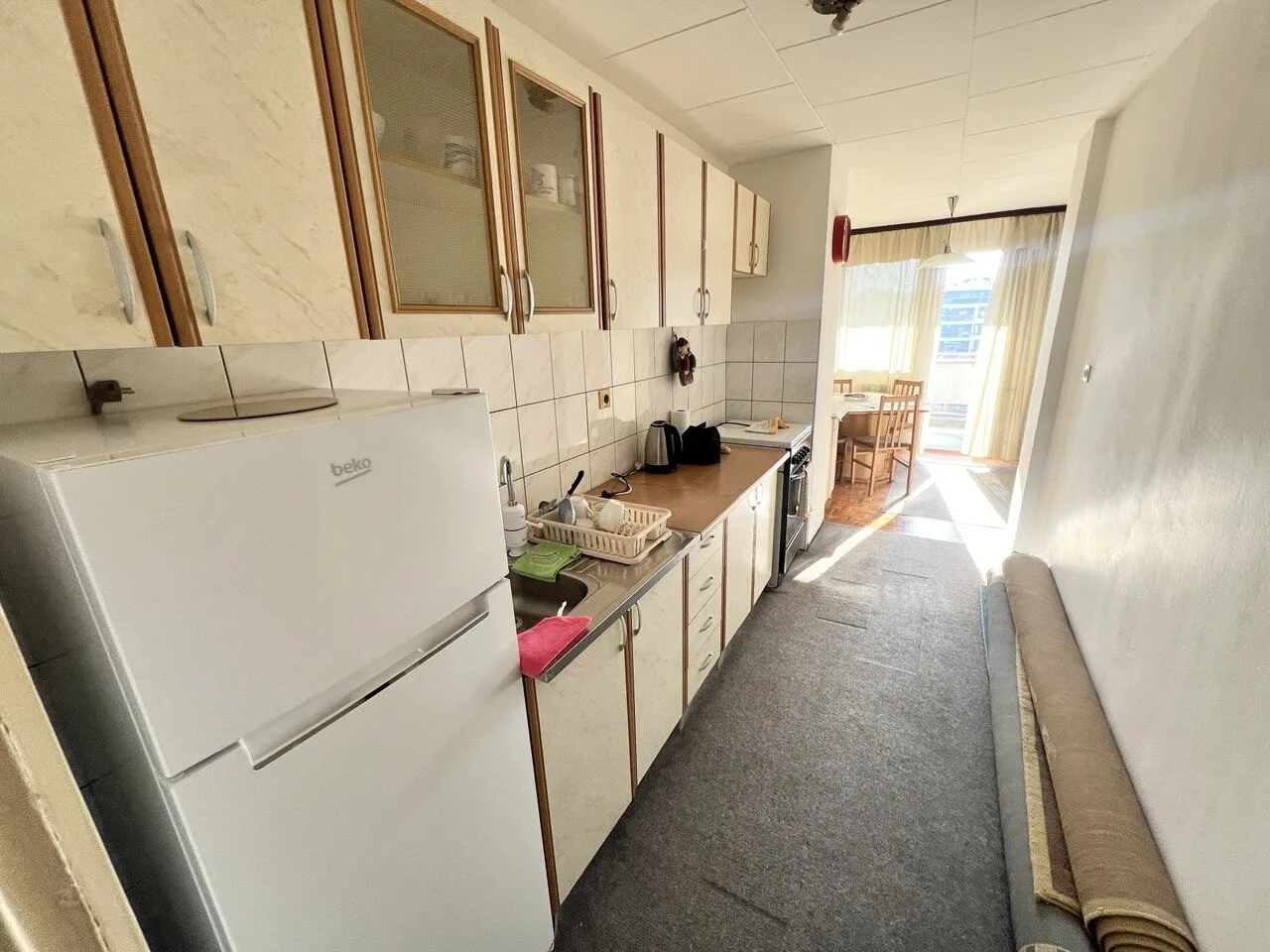 Prodaje se uknjizen trosoban stan u staroj gradnji centar