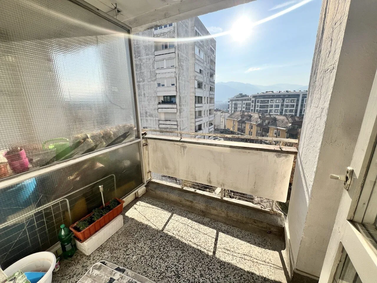 Prodaje se uknjizen trosoban stan u staroj gradnji centar