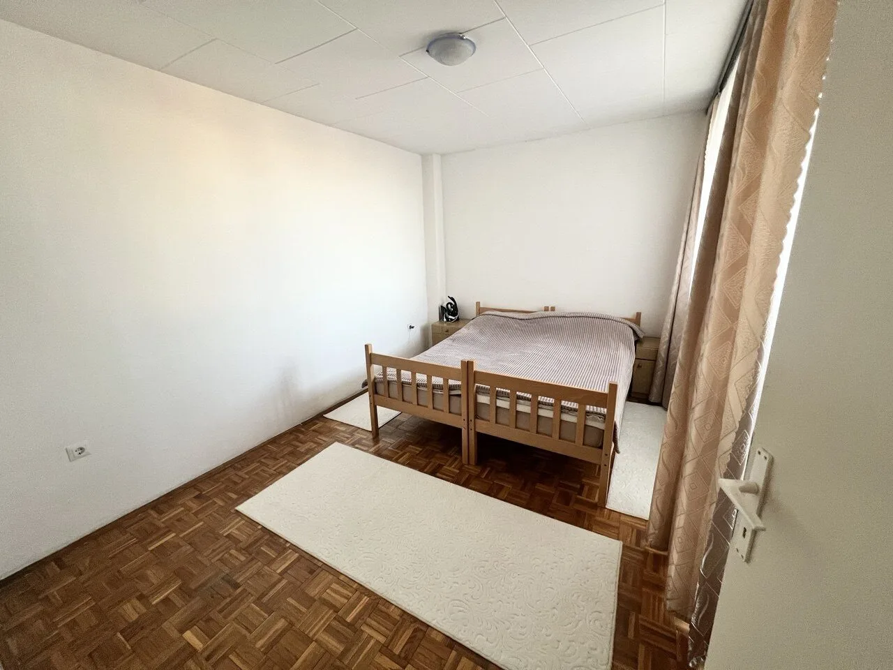 Prodaje se uknjizen trosoban stan u staroj gradnji centar