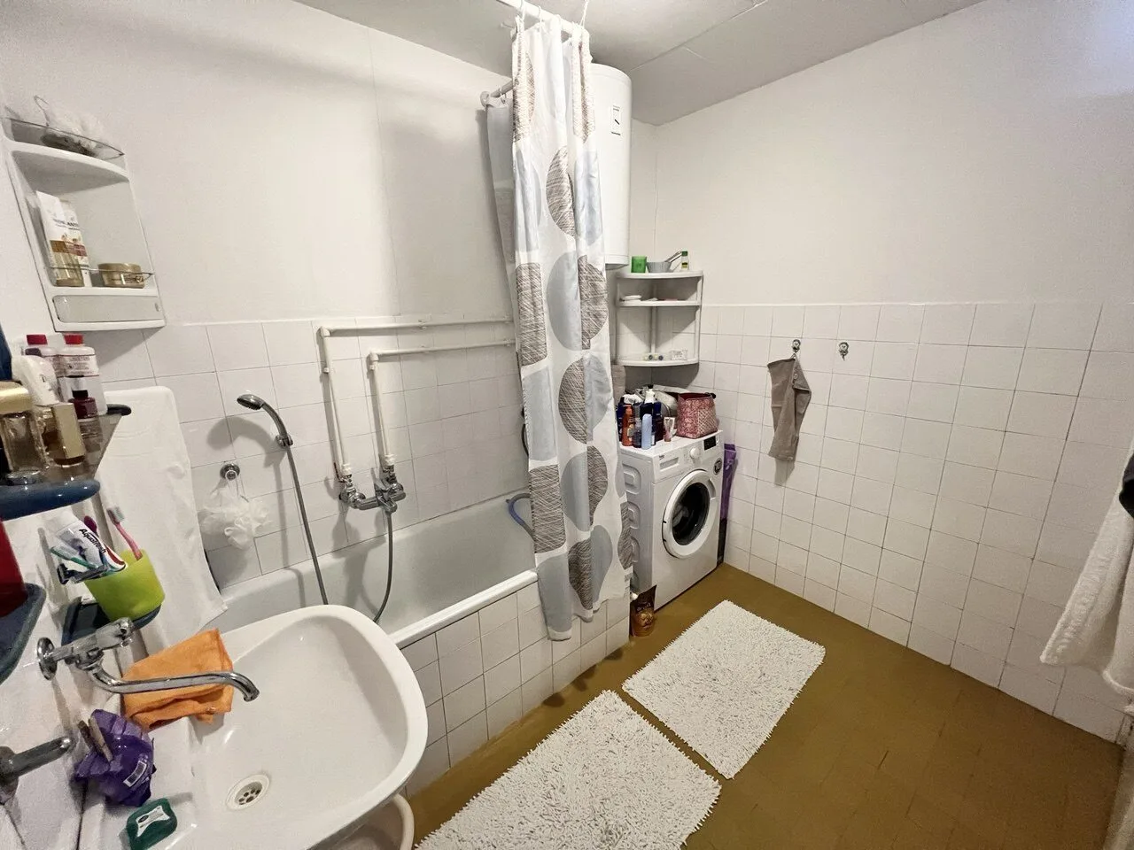 Prodaje se uknjizen trosoban stan u staroj gradnji centar