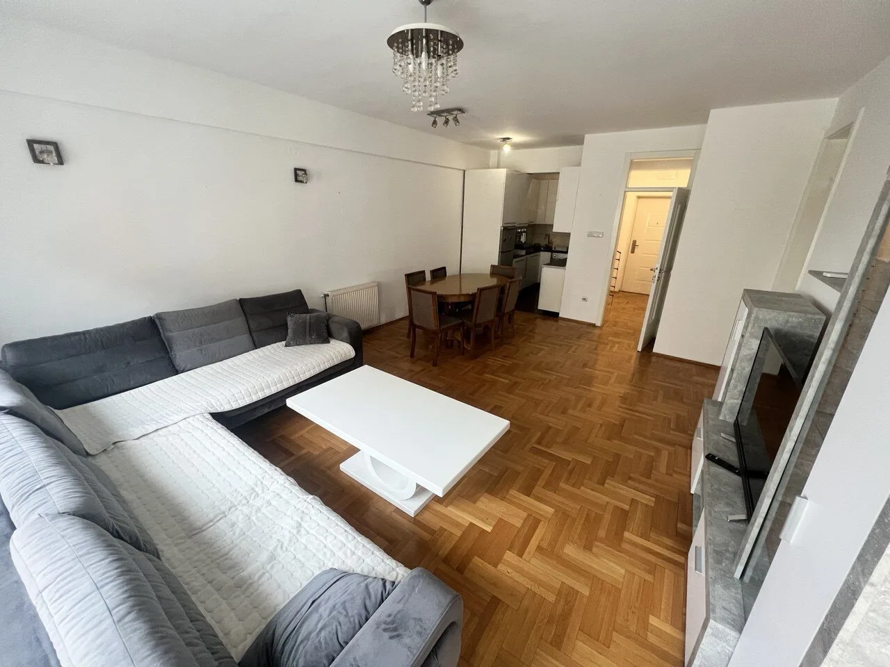 Na prodaju četvorosoban useljiv stan Ada