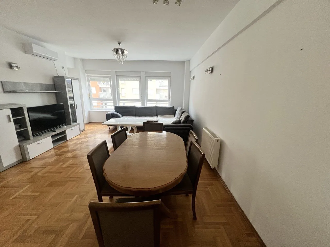 Na prodaju četvorosoban useljiv stan Ada