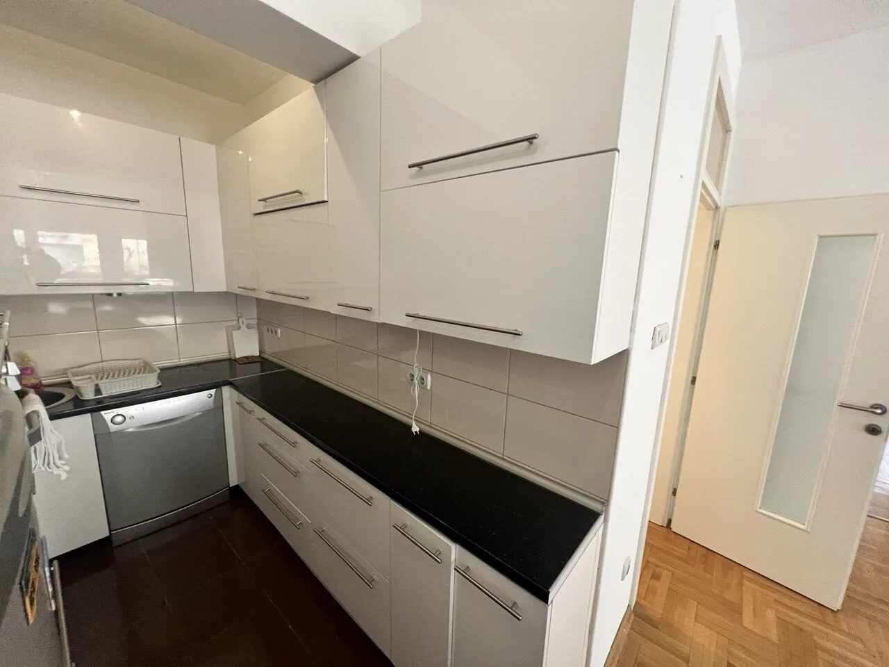 Na prodaju četvorosoban useljiv stan Ada