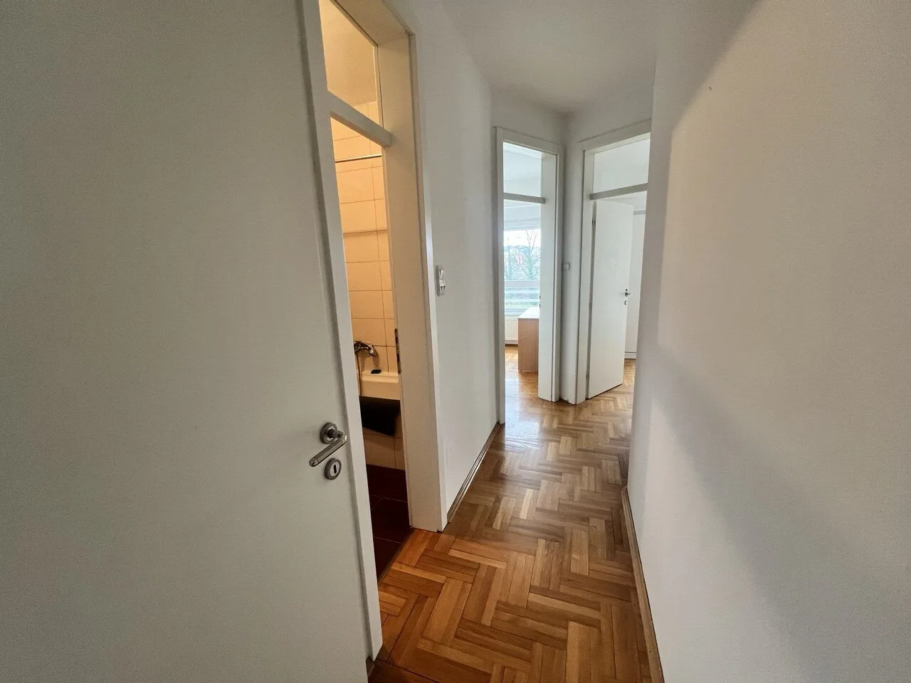 Na prodaju četvorosoban useljiv stan Ada