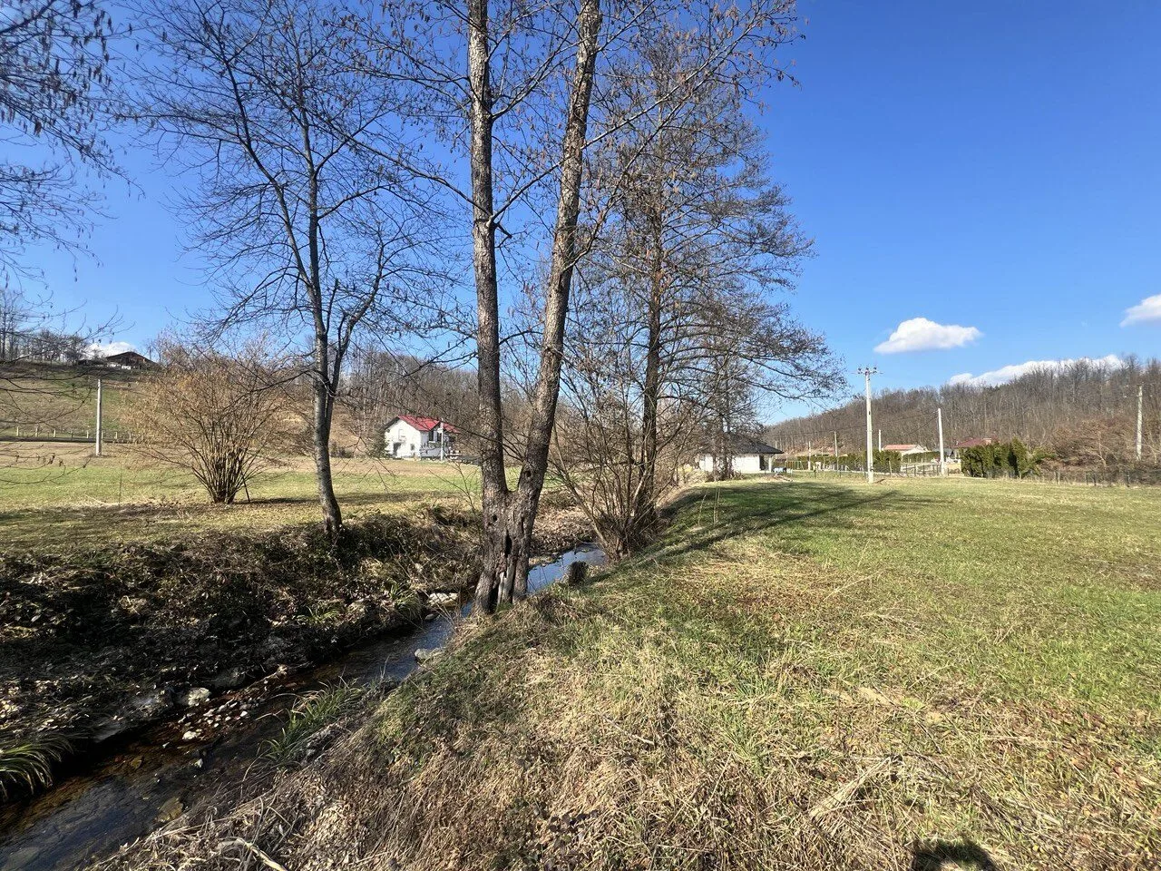 Gradjevinsko zemljiste na prodaju u Slatini asfaltni pristup, infrastruktura