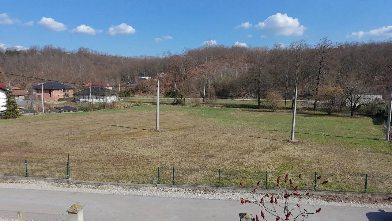 Gradjevinsko zemljiste na prodaju u Slatini asfaltni pristup, infrastruktura