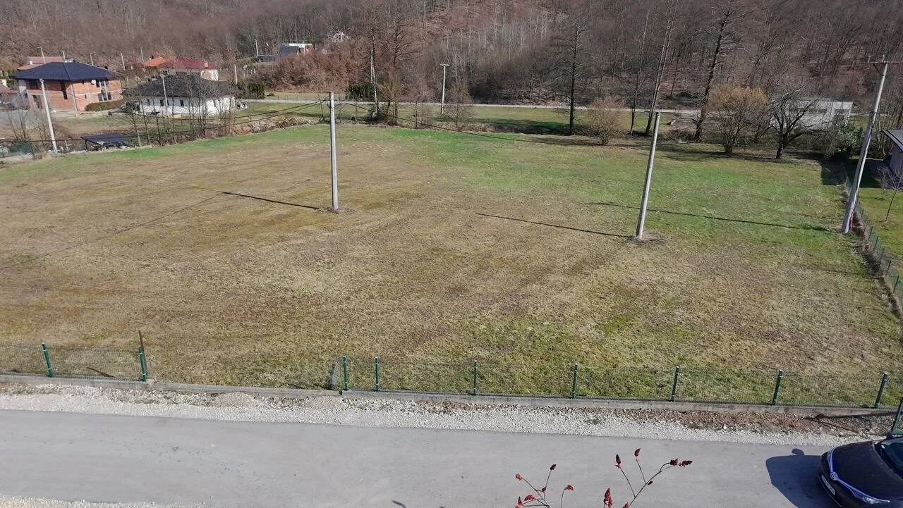 Gradjevinsko zemljiste na prodaju u Slatini asfaltni pristup, infrastruktura