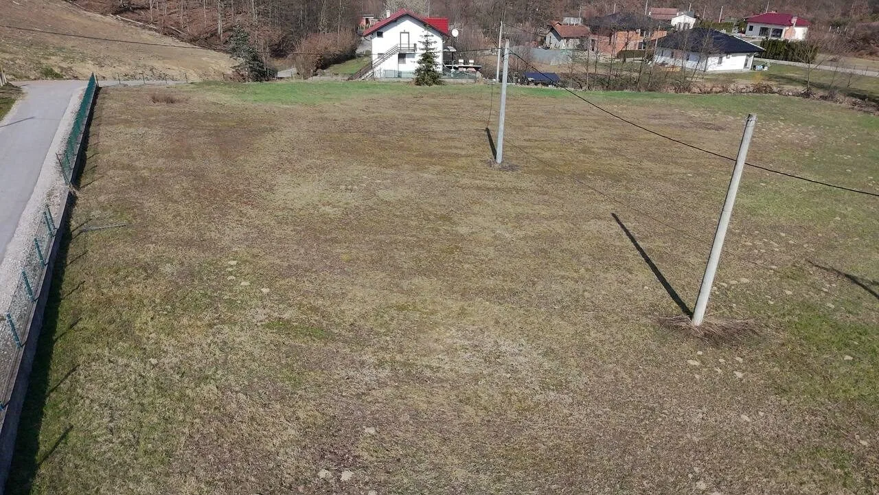 Gradjevinsko zemljiste na prodaju u Slatini asfaltni pristup, infrastruktura