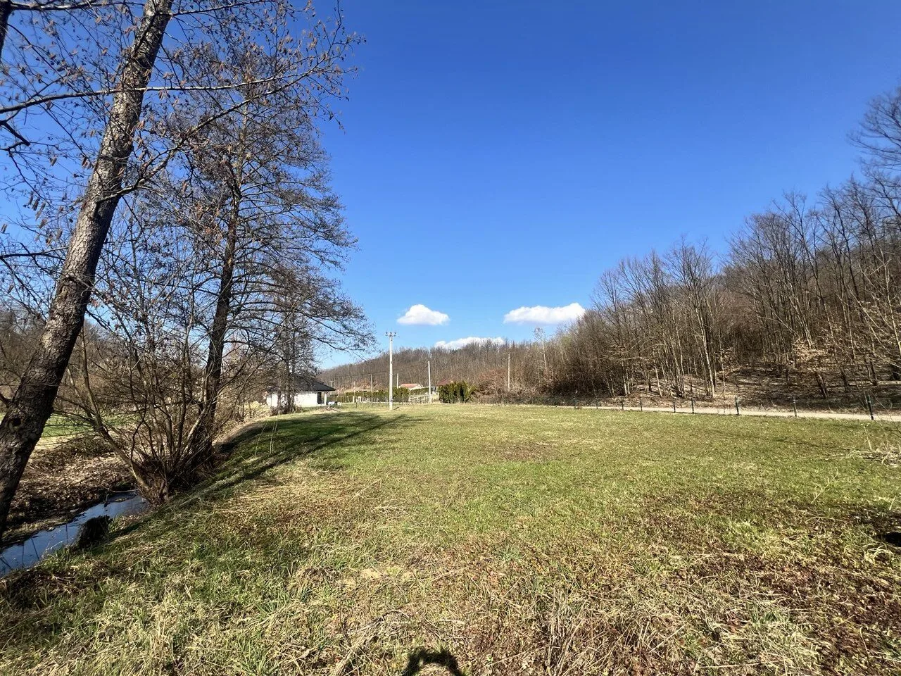 Gradjevinsko zemljiste na prodaju u Slatini asfaltni pristup, infrastruktura