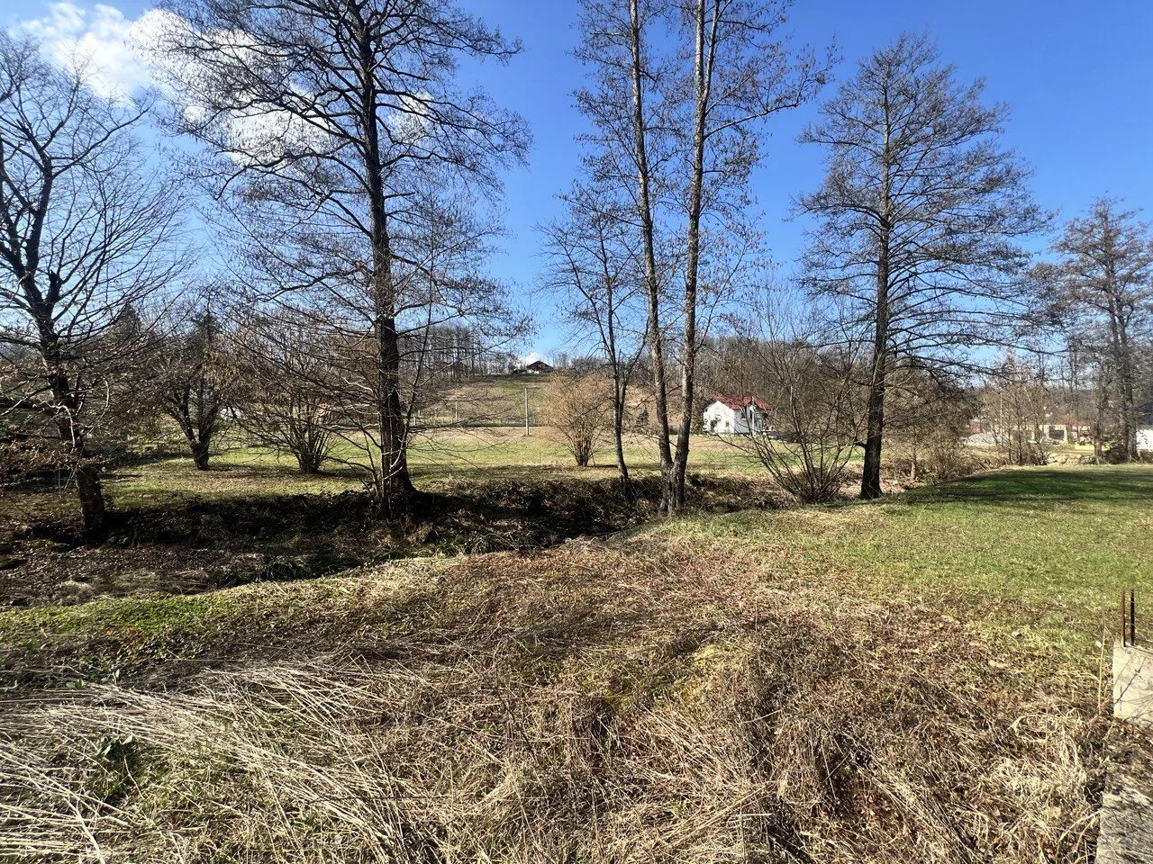 Gradjevinsko zemljiste na prodaju u Slatini asfaltni pristup, infrastruktura