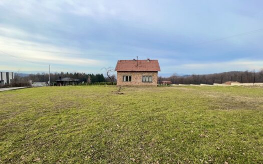 Plac i stara kuća s pogledom Krčmarice