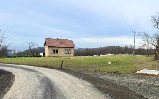 Plac i stara kuća s pogledom Krčmarice