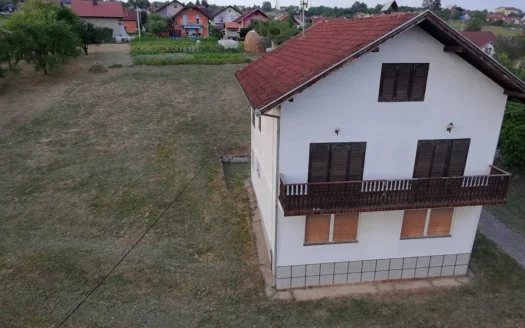 Porodična kuća na velikom placu u naselju Šargovac