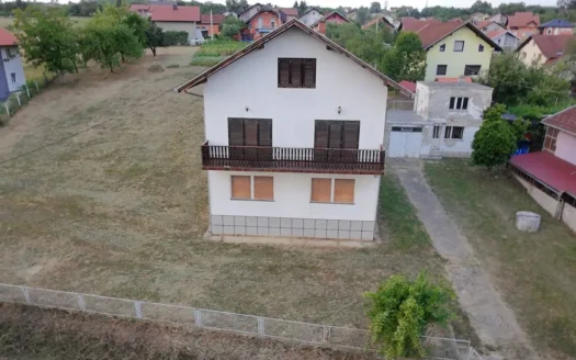 Porodična kuća na velikom placu u naselju Šargovac