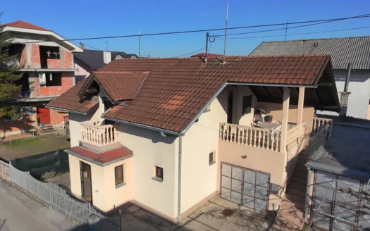 Prostrana porodična kuća sa dva odvojena stana, Petrićevac