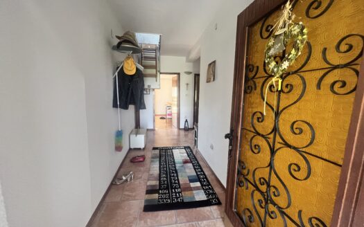 Na prodaju kuća s velikim placem i pomoćnim objektom – Aleksandrovac, Laktaši