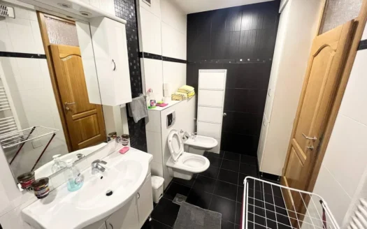 Izdaje se četorosoban stan centar