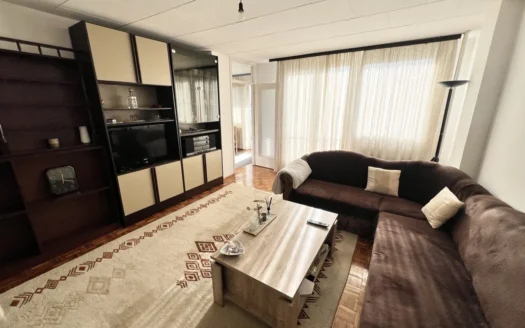 Prodaje se uknjizen trosoban stan u staroj gradnji centar