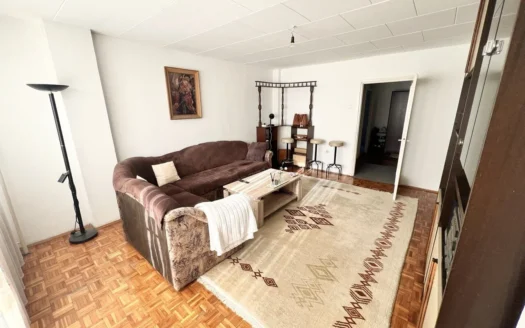 Prodaje se uknjizen trosoban stan u staroj gradnji centar