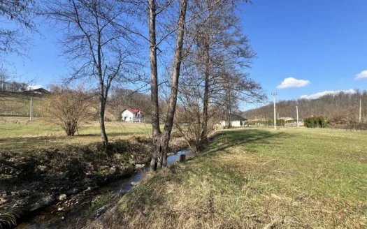 Gradjevinsko zemljiste na prodaju u Slatini asfaltni pristup, infrastruktura