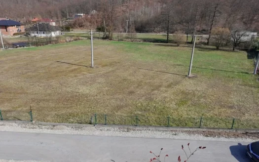 Gradjevinsko zemljiste na prodaju u Slatini asfaltni pristup, infrastruktura