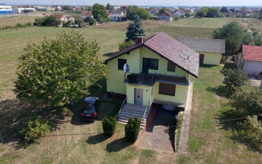 Na prodaju kuća s velikim placem i pomoćnim objektom – Aleksandrovac, Laktaši